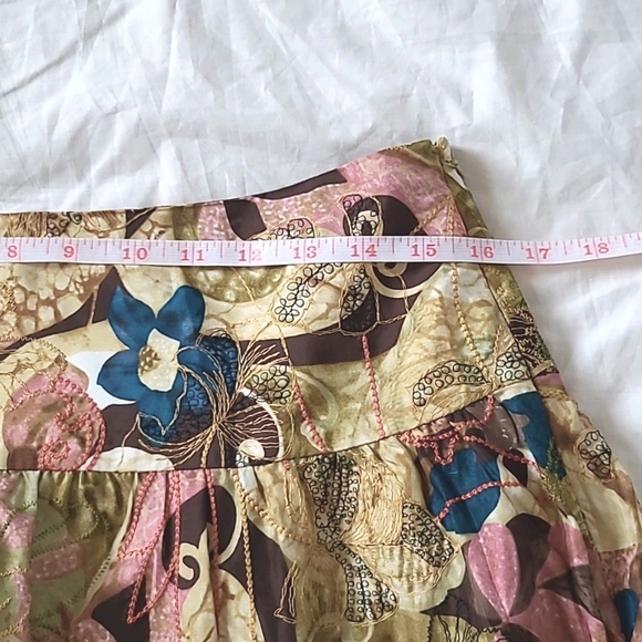 CHICO'S Spring Flowers Shia 100% Silk Skirt Floral Embroidered Midi Skirt Sz 1 - Picture 3 of 7